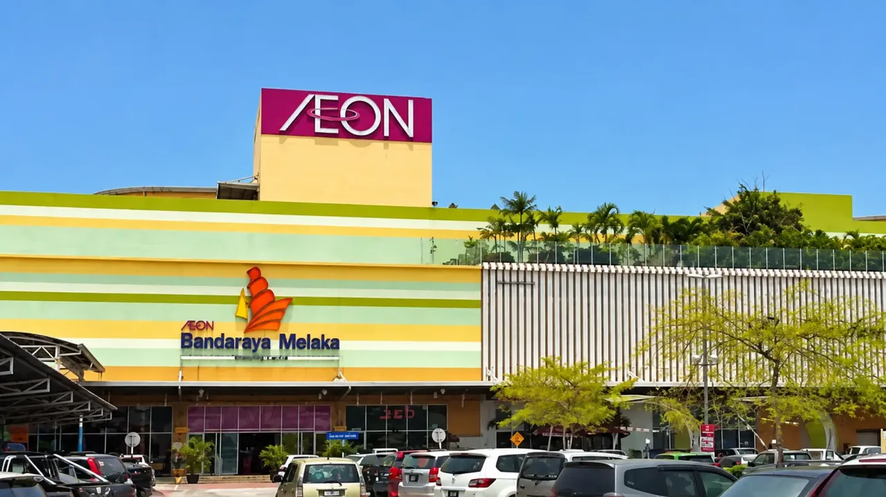 Bahagian luar dan tempat letak kereta AEON Bandaraya Melaka Shopping Centre