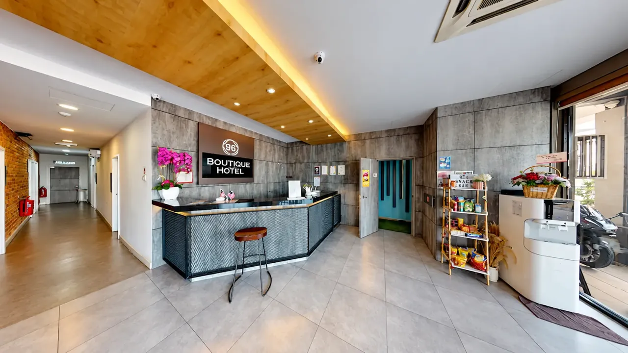 Kaunter penyambut tetamu dan lobi 96 Boutique Hotel