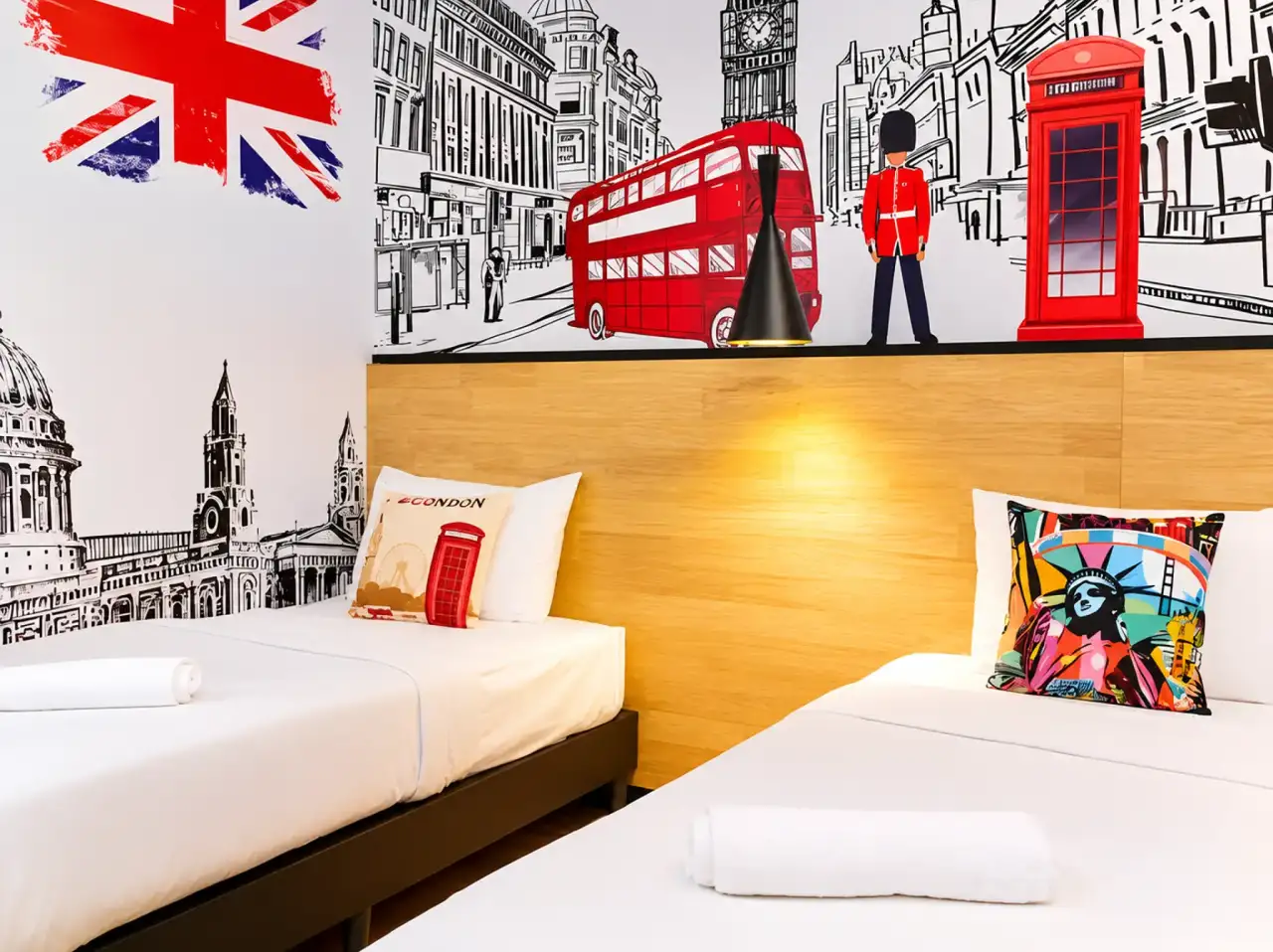 Bilik twin dengan dua katil bujang dan mural dinding bertema London